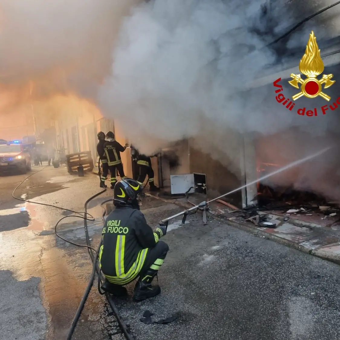 Fiamme in un garage a Gairo, una persona ferita