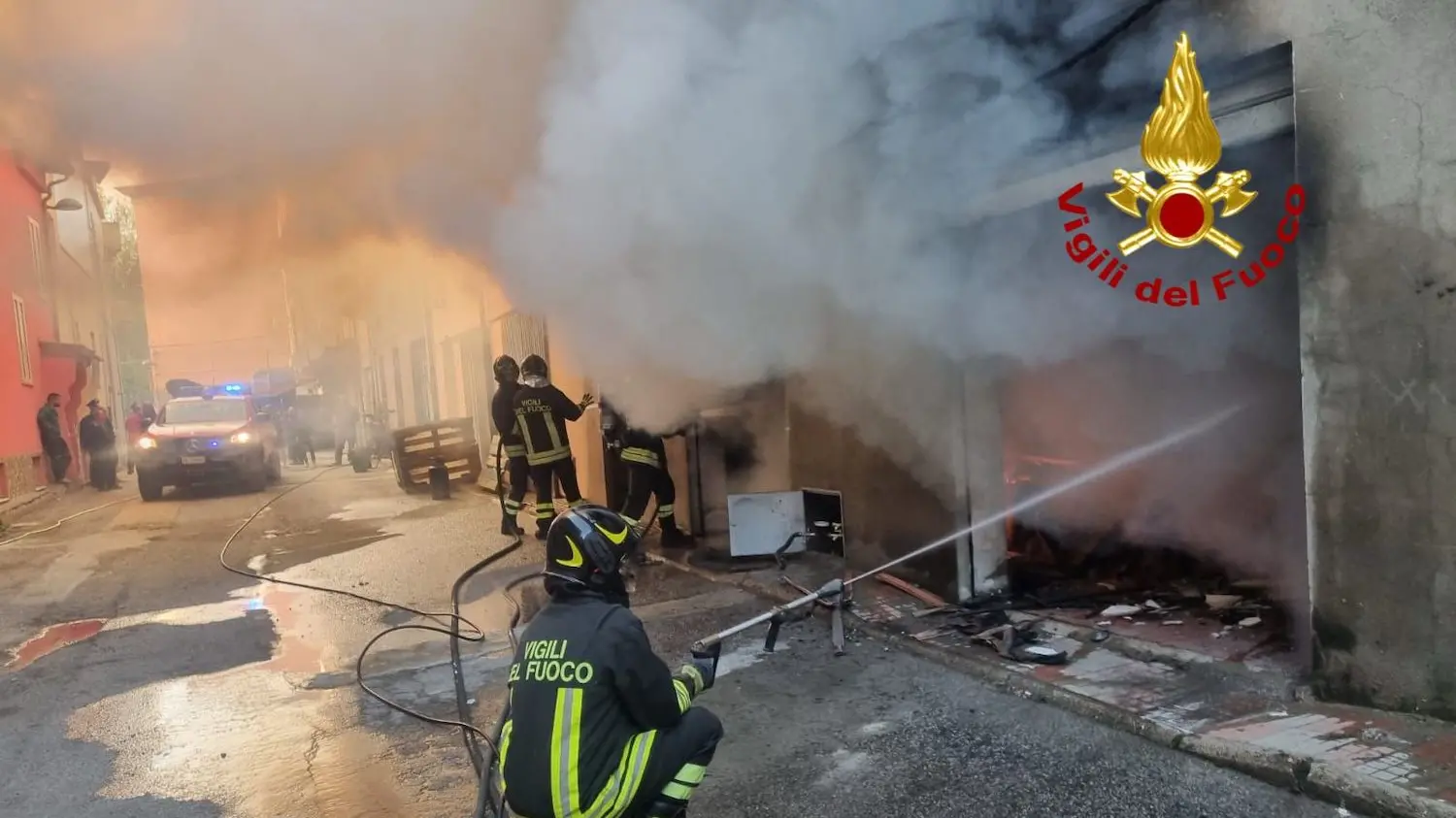 Fiamme in un garage a Gairo, una persona ferita