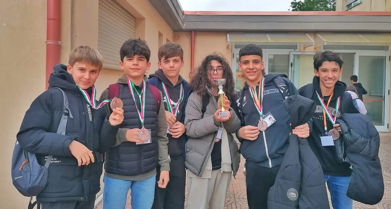 Studenti algheresi volano alle finali nazionali di scacchi: raccolta fondi per il loro sogno