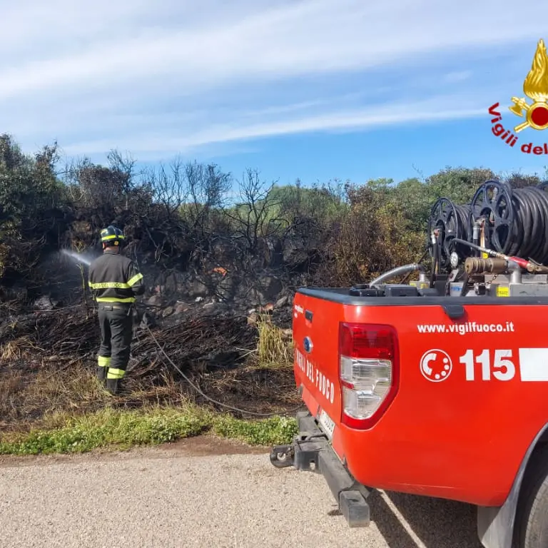 Giornata intensa per i Vigili del Fuoco di Oristano: incidenti stradali e incendi in tutta la provincia