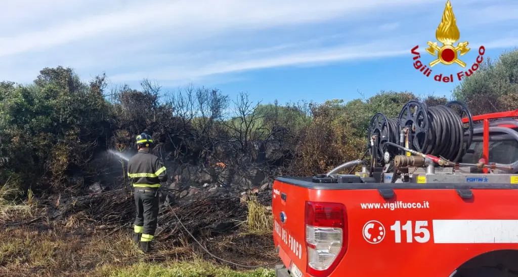 Giornata intensa per i Vigili del Fuoco di Oristano: incidenti stradali e incendi in tutta la provincia