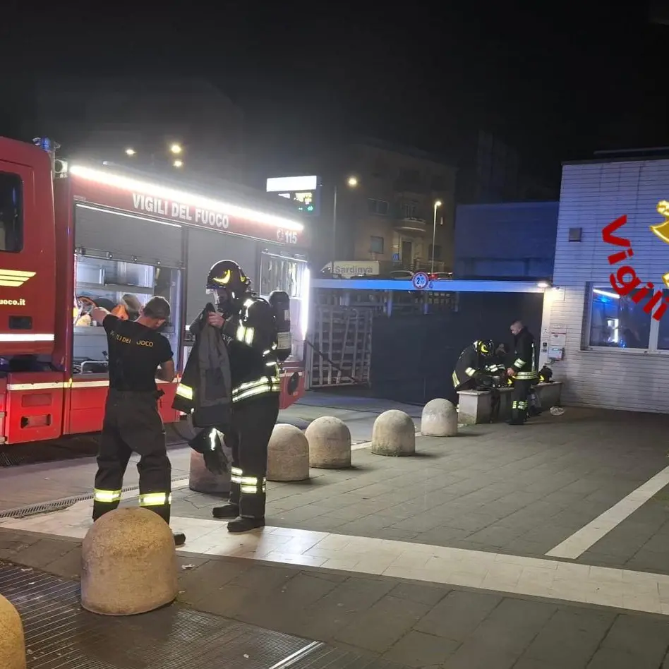 Incendio nel parcheggio del mercato civico a Sassari: auto distrutta e una persona intossicata