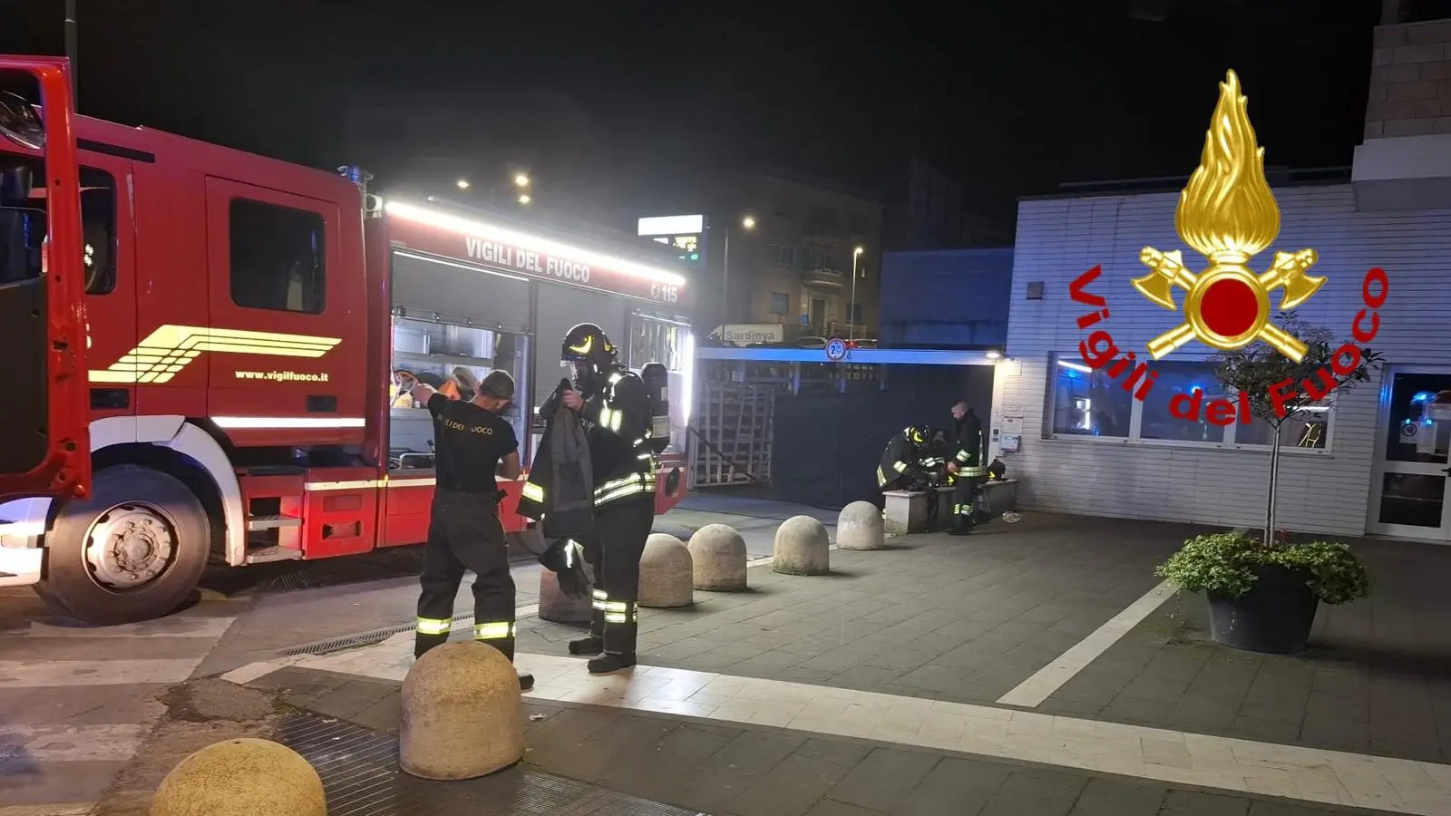 Incendio nel parcheggio del mercato civico a Sassari: auto distrutta e una persona intossicata