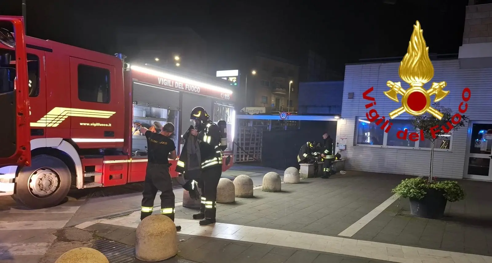 Incendio nel parcheggio del mercato civico a Sassari: auto distrutta e una persona intossicata