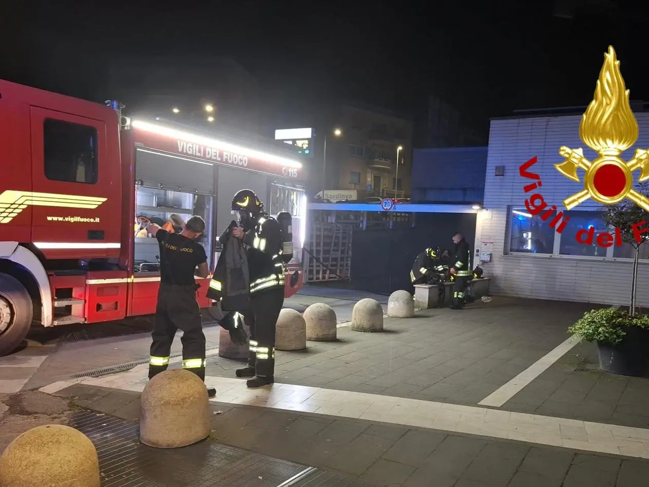 Incendio nel parcheggio del mercato civico a Sassari: auto distrutta e una persona intossicata