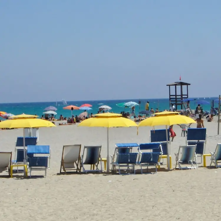 Vandalismo al Poetto di Cagliari: danneggiato il bagno pubblico appena riaperto