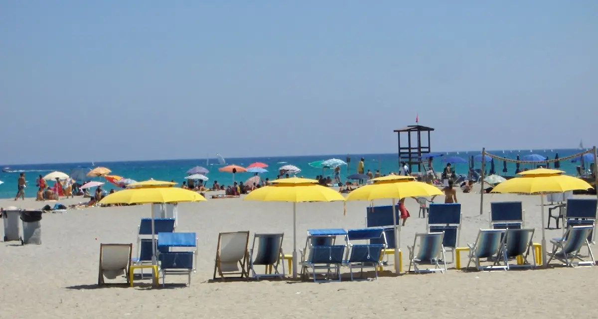 Vandalismo al Poetto di Cagliari: danneggiato il bagno pubblico appena riaperto
