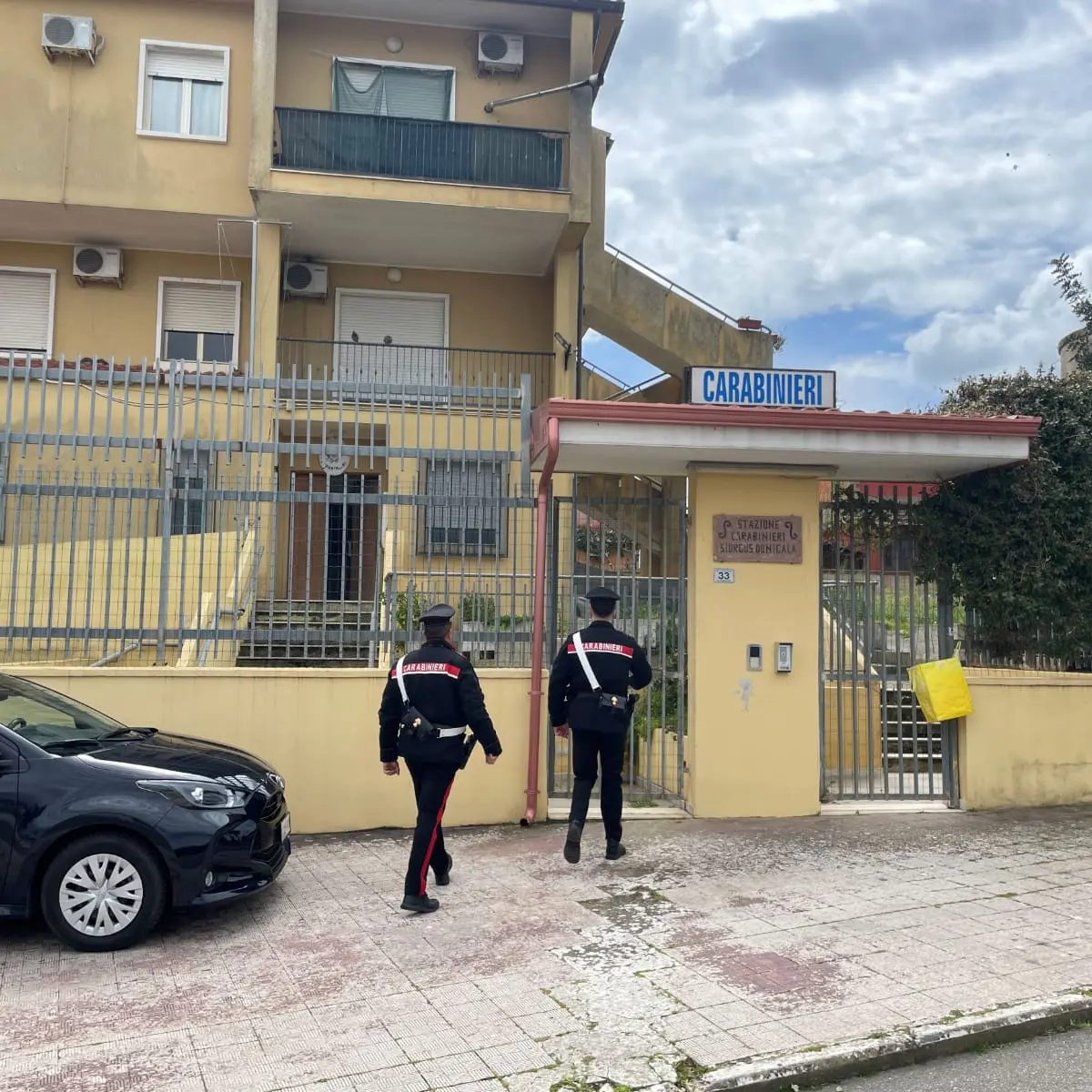 Si presenta in caserma a Selargius per querelare il nonno, ma alterato aggredisce un carabiniere
