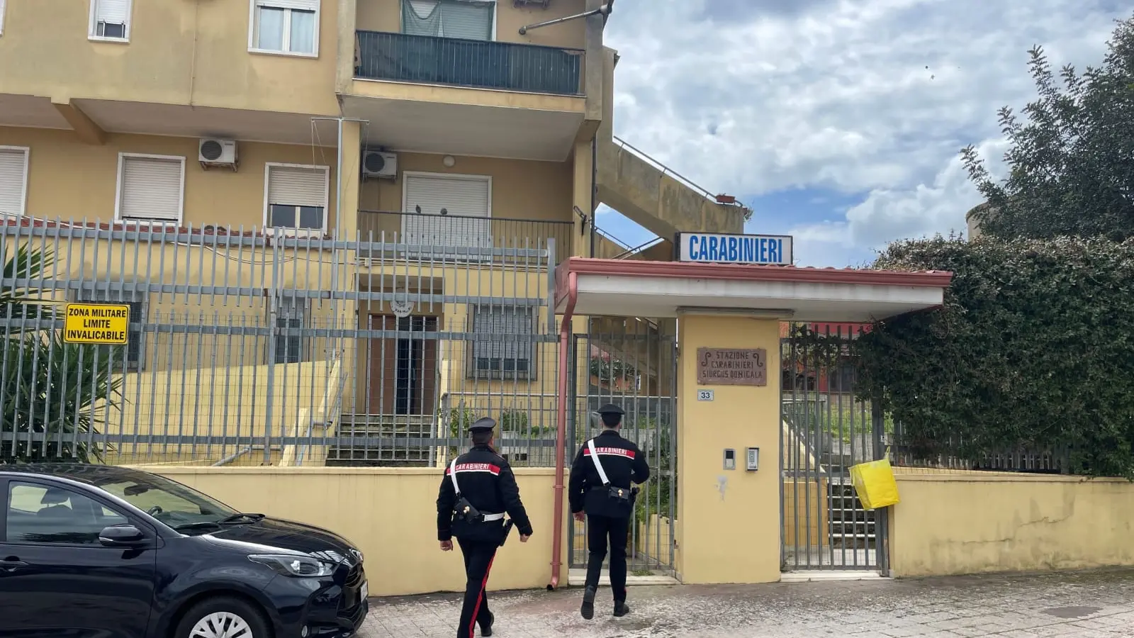 Si presenta in caserma a Selargius per querelare il nonno, ma alterato aggredisce un carabiniere