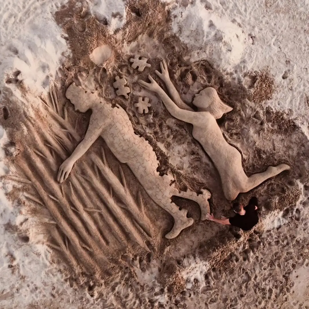 Michael Frison scomparso in Gallura da un anno: una scultura di sabbia per non dimenticare