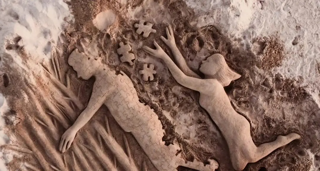 Michael Frison scomparso in Gallura da un anno: una scultura di sabbia per non dimenticare