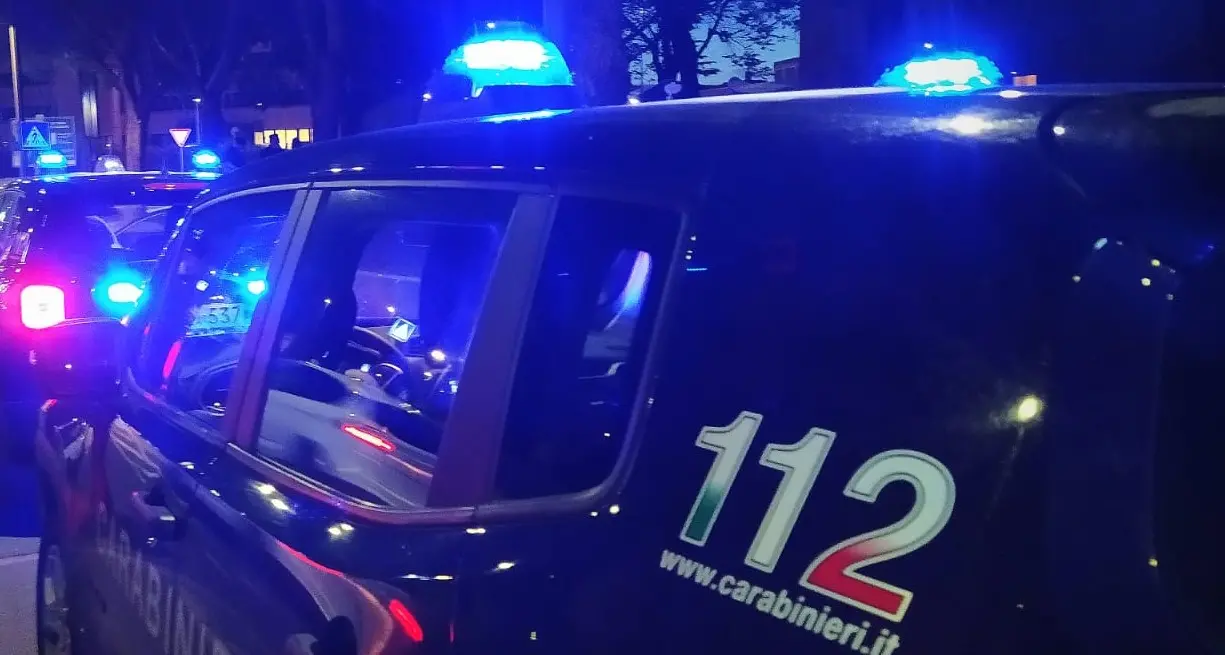 Specchietti rubati, droga e frasi oltraggiose ai Carabinieri: denunciato un uomo a Sanluri