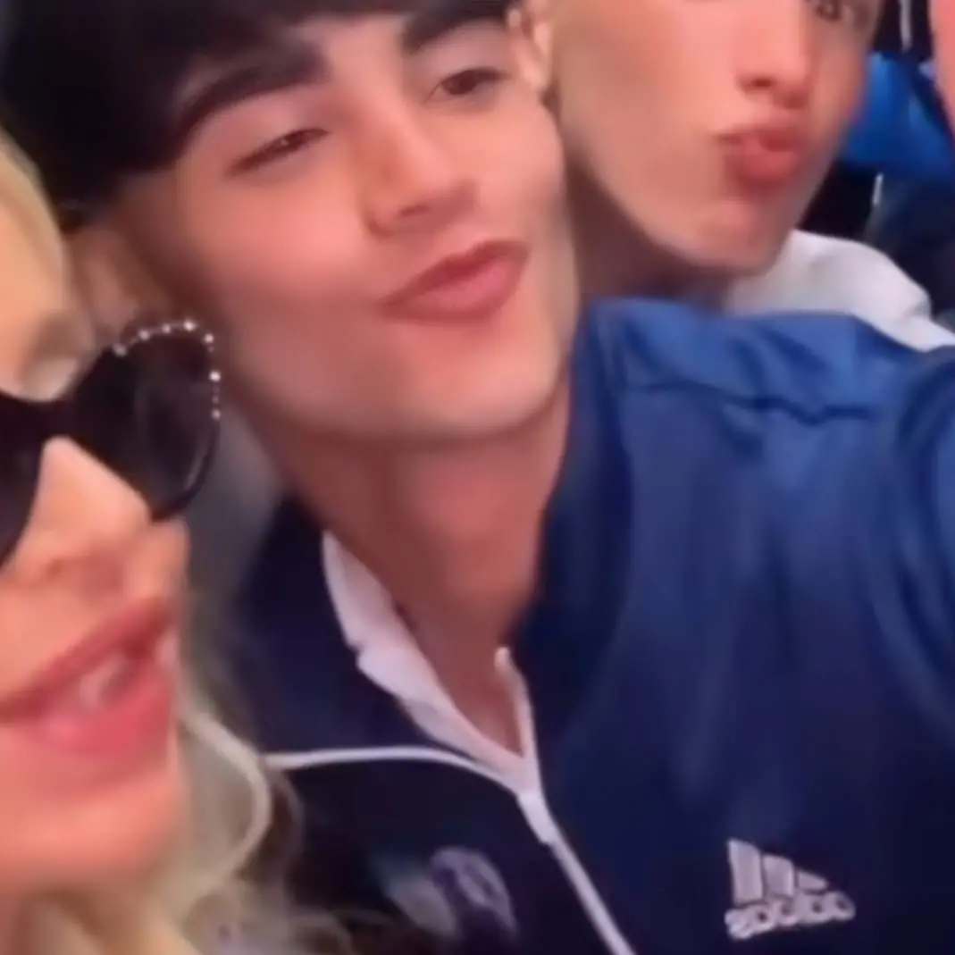 Valeria Marini, gag sul bus con un gruppo di giovani atleti: \"Fai la foto, ajo movirindi!\"