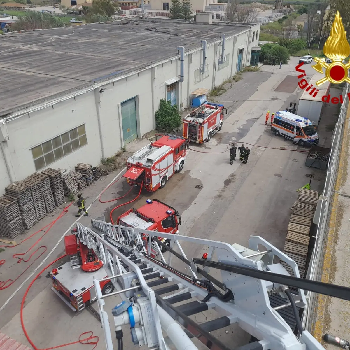 Capannone in fiamme a Porto Torres, intervento dei Vigili del fuoco
