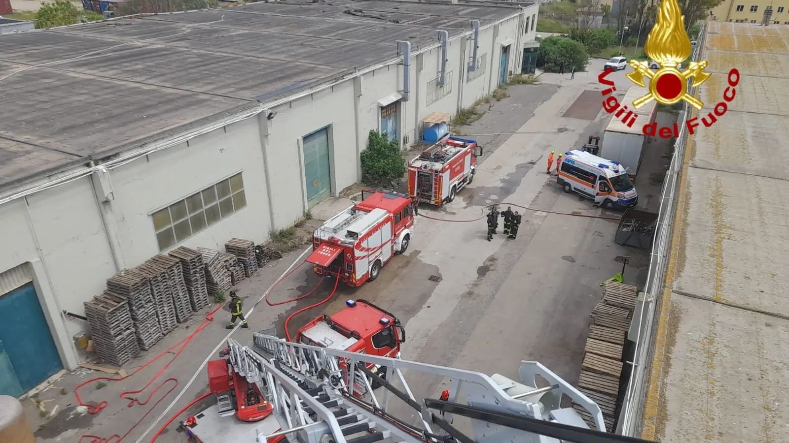 Capannone in fiamme a Porto Torres, intervento dei Vigili del fuoco