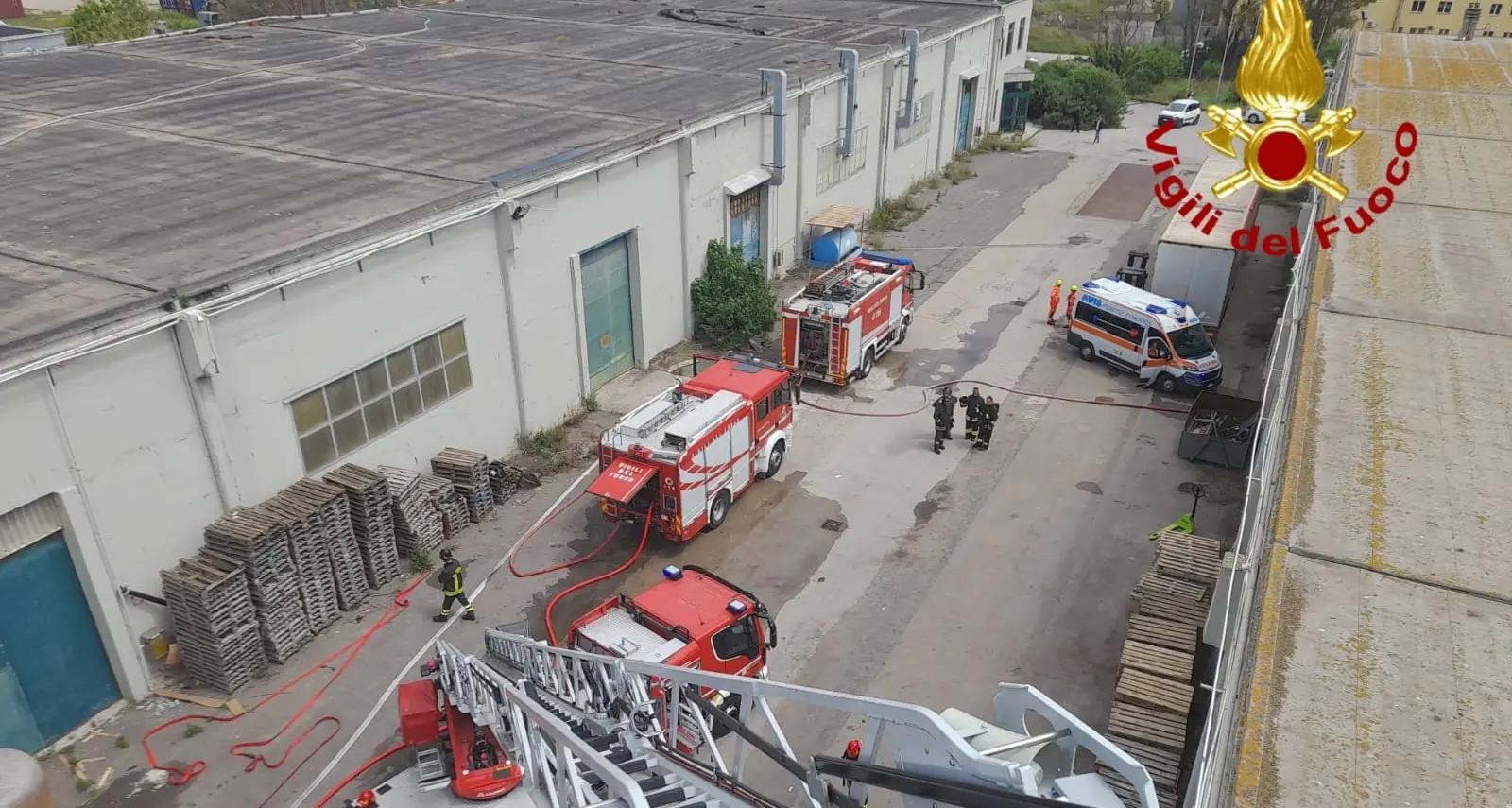 Capannone in fiamme a Porto Torres, intervento dei Vigili del fuoco