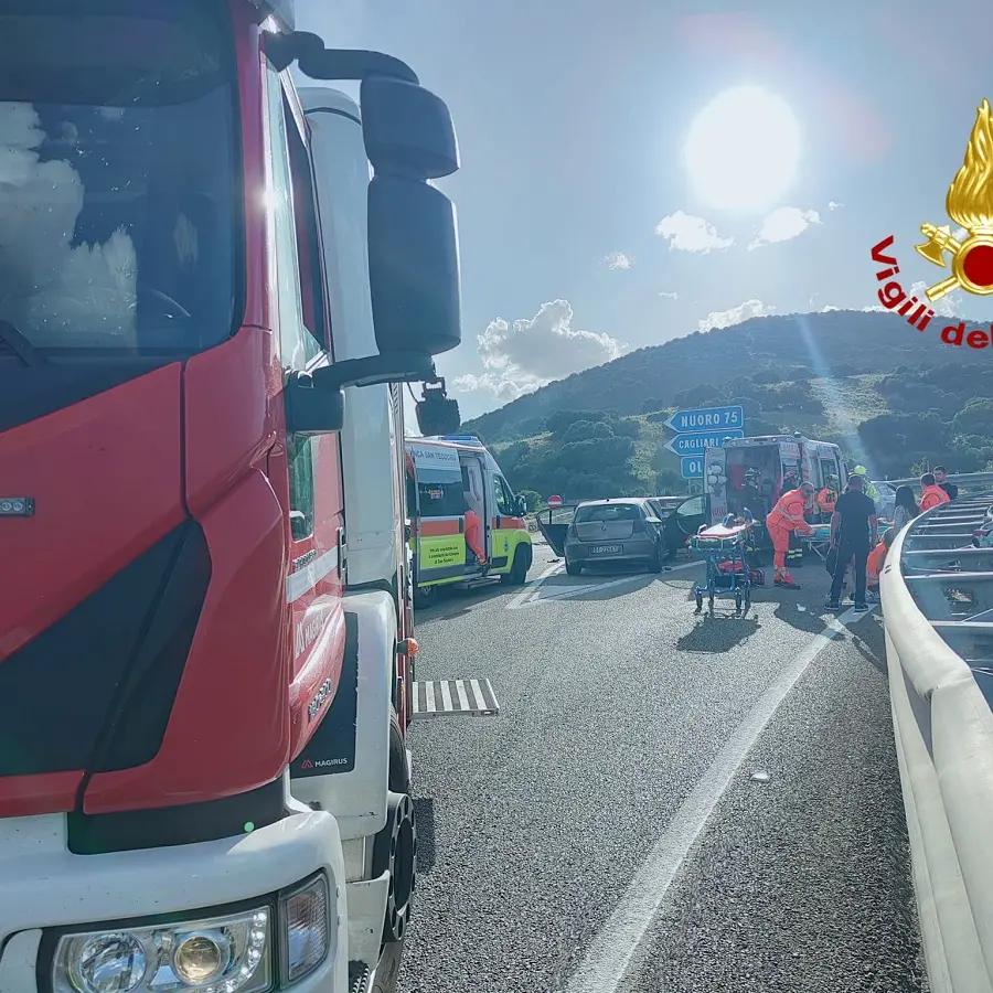 Incidente sulla SS 131 DCN: auto contro il guardrail a San Teodoro