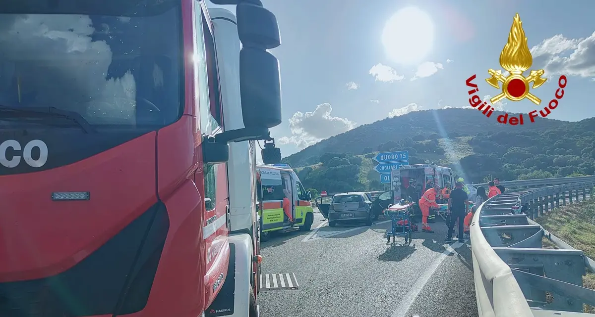Incidente sulla SS 131 DCN: auto contro il guardrail a San Teodoro