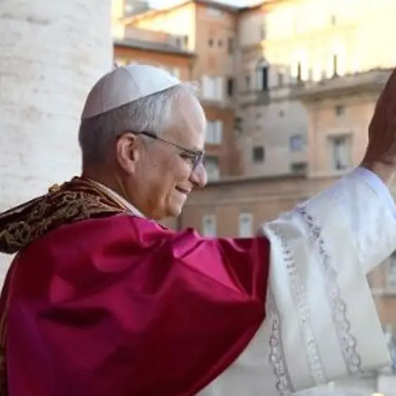 I primi passi di Leone XIV: Angelus, messa d’insediamento e saluto ai fedeli in papamobile