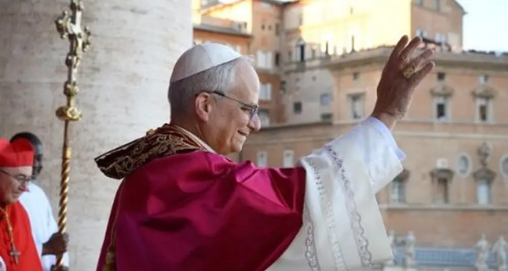 I primi passi di Leone XIV: Angelus, messa d’insediamento e saluto ai fedeli in papamobile