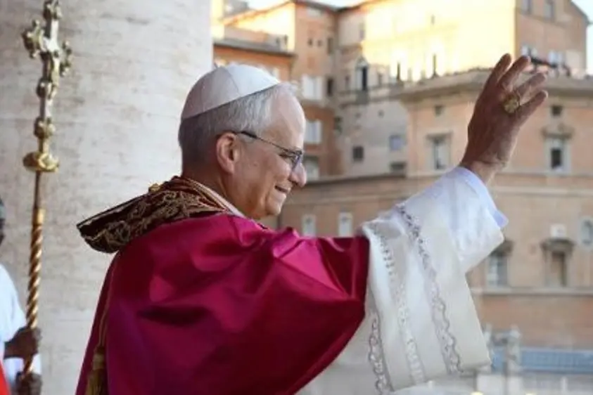 I primi passi di Leone XIV: Angelus, messa d’insediamento e saluto ai fedeli in papamobile
