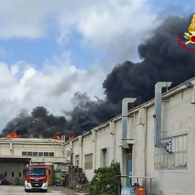 Paura a Porto Torres: incendio devasta capannone, intervento dei Vigili del Fuoco