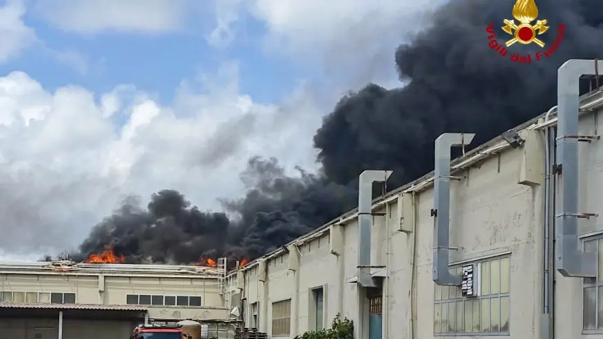Paura a Porto Torres: incendio devasta capannone, intervento dei Vigili del Fuoco