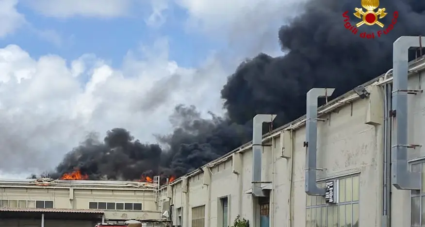 Paura a Porto Torres: incendio devasta capannone, intervento dei Vigili del Fuoco