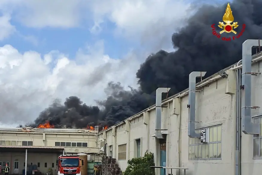 Incendio devasta capannone a Porto Torres