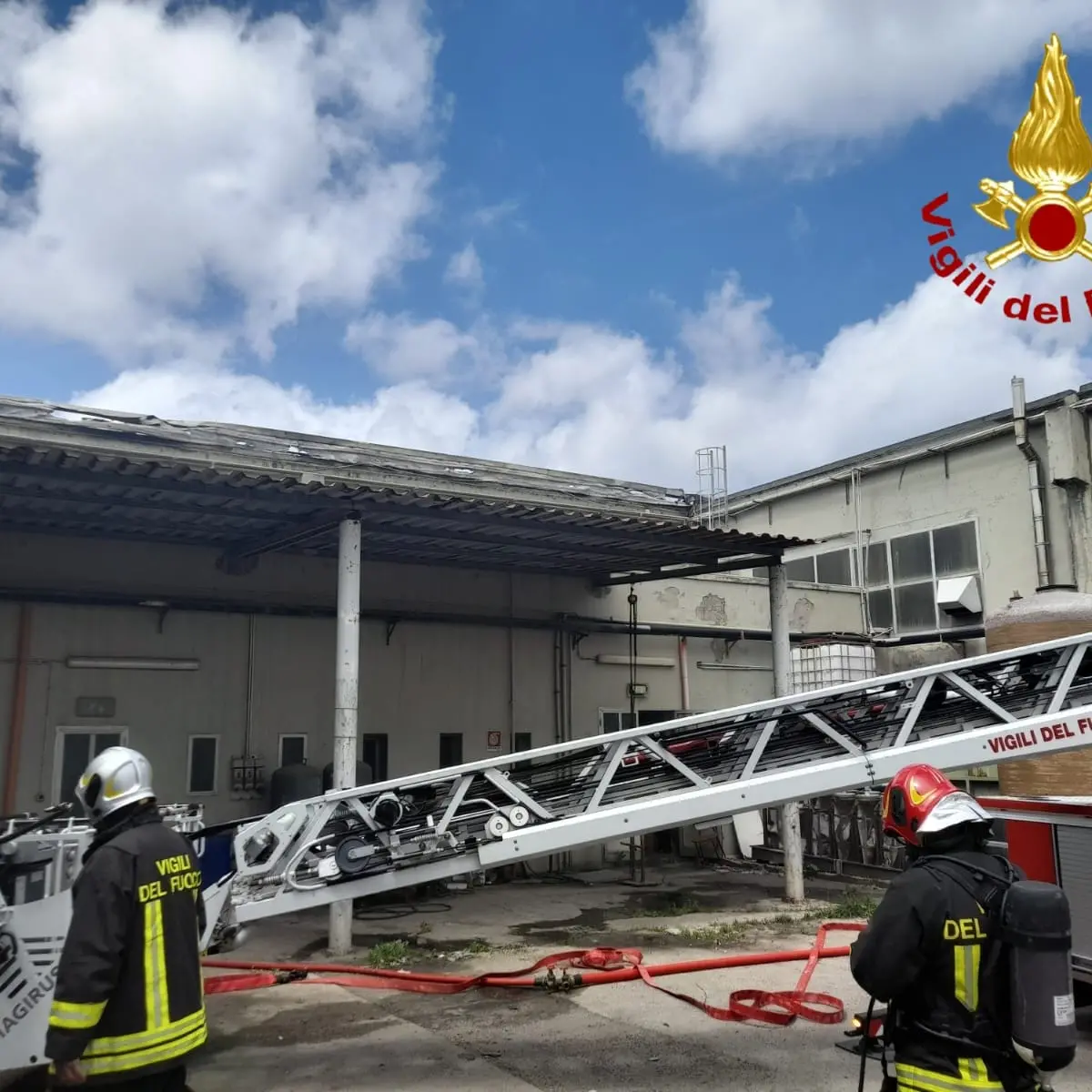 Incendio devasta capannone a Porto Torres