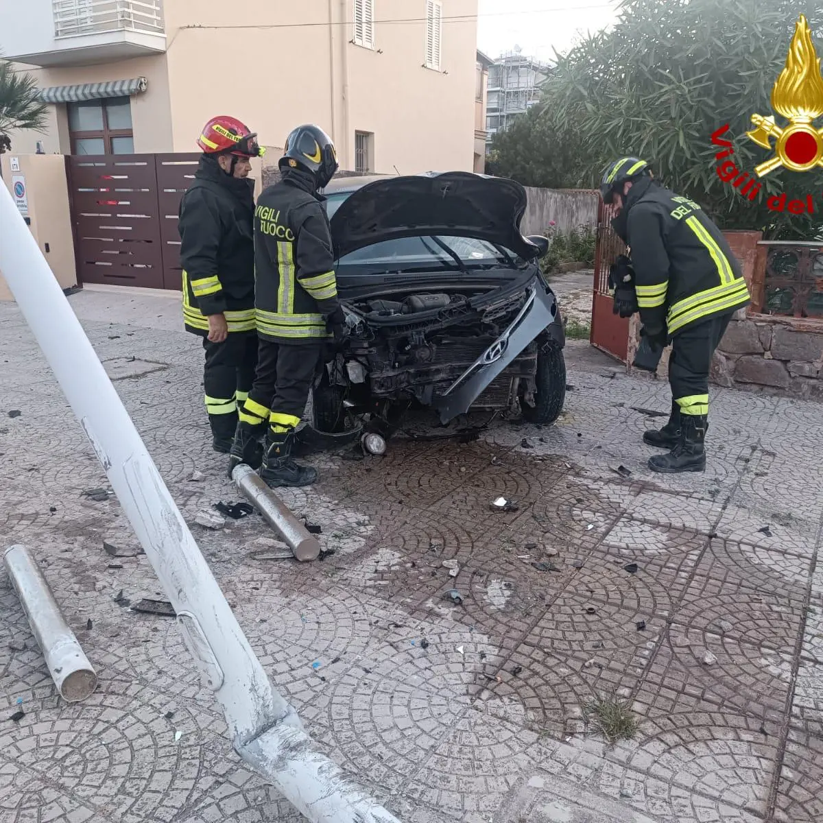 Si schianta contro un palo della luce, poi con un cancello: incidente stradale ad Alghero