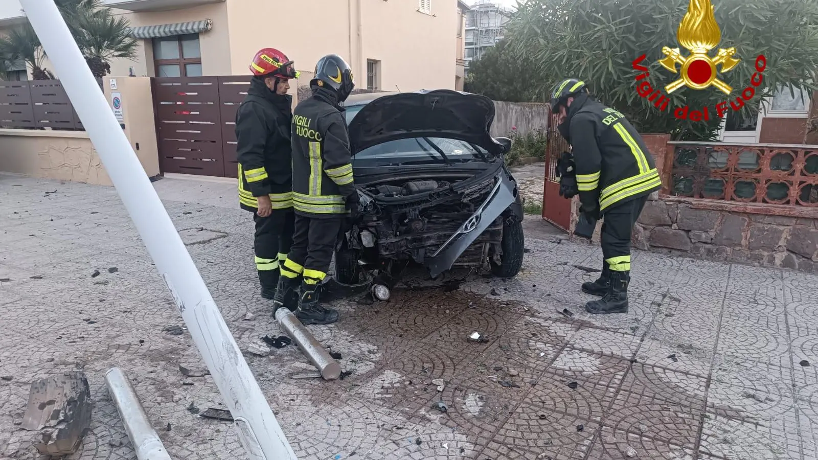 Si schianta contro un palo della luce, poi con un cancello: incidente stradale ad Alghero