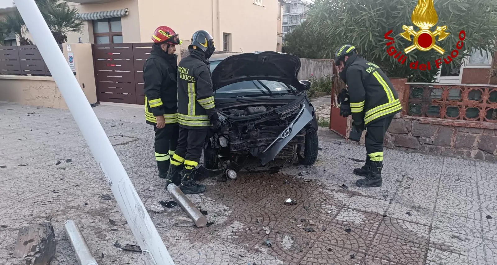 Si schianta contro un palo della luce, poi con un cancello: incidente stradale ad Alghero
