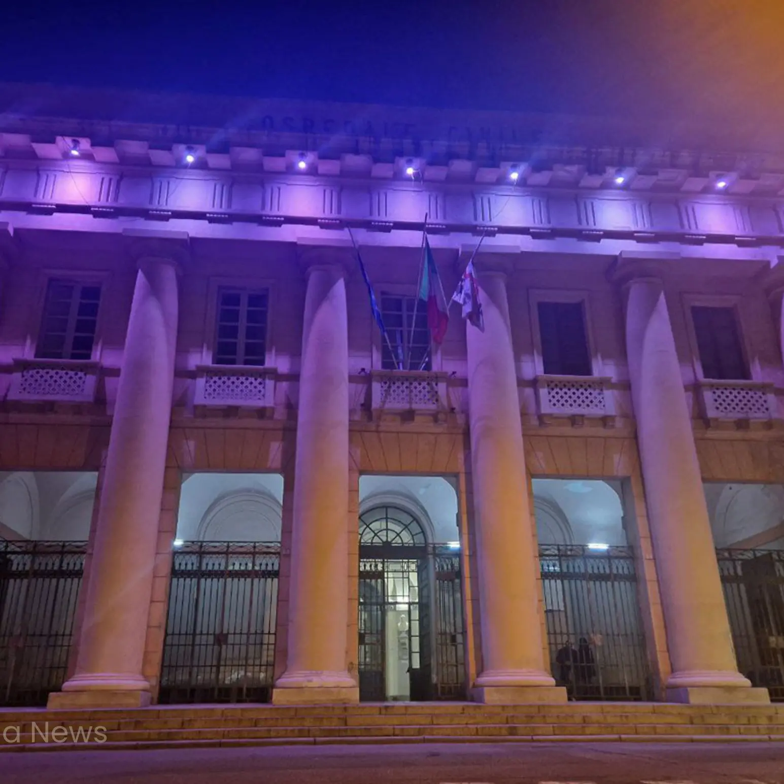 L'Ospedale San Giovanni di Dio a Cagliari si illumina di viola per la Giornata Mondiale del Lupus