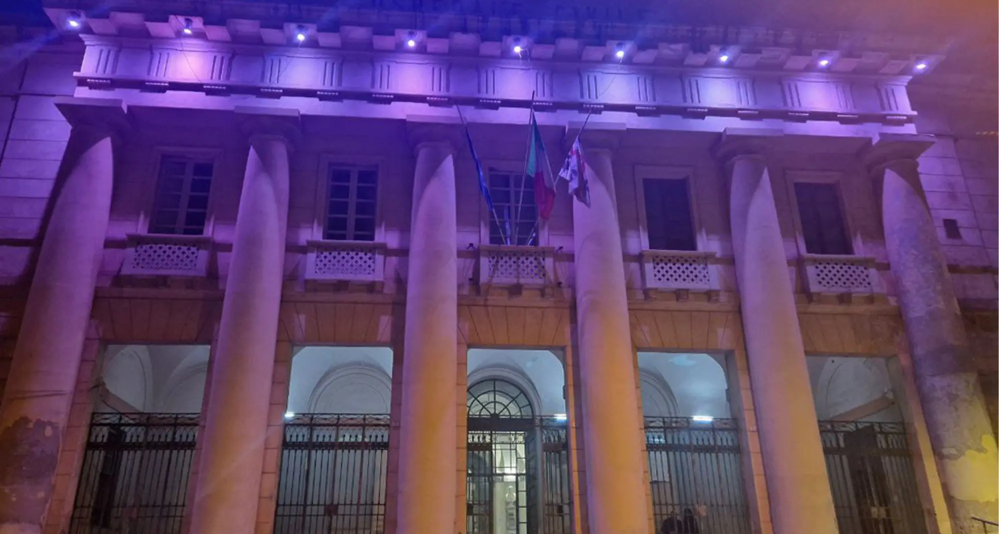 L'Ospedale San Giovanni di Dio a Cagliari si illumina di viola per la Giornata Mondiale del Lupus