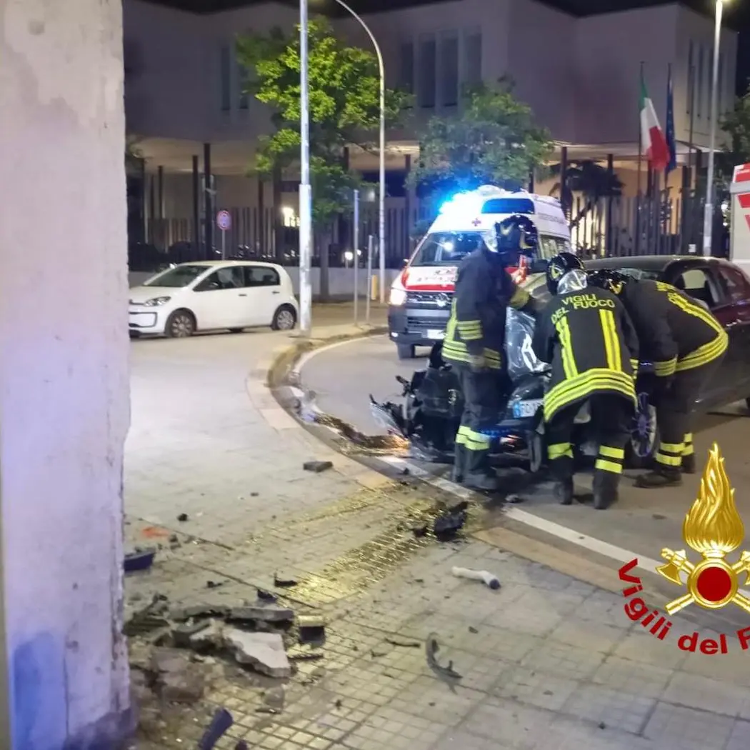 Perde il controllo dell'auto e finisce contro la vetrina di un negozio a Sassari