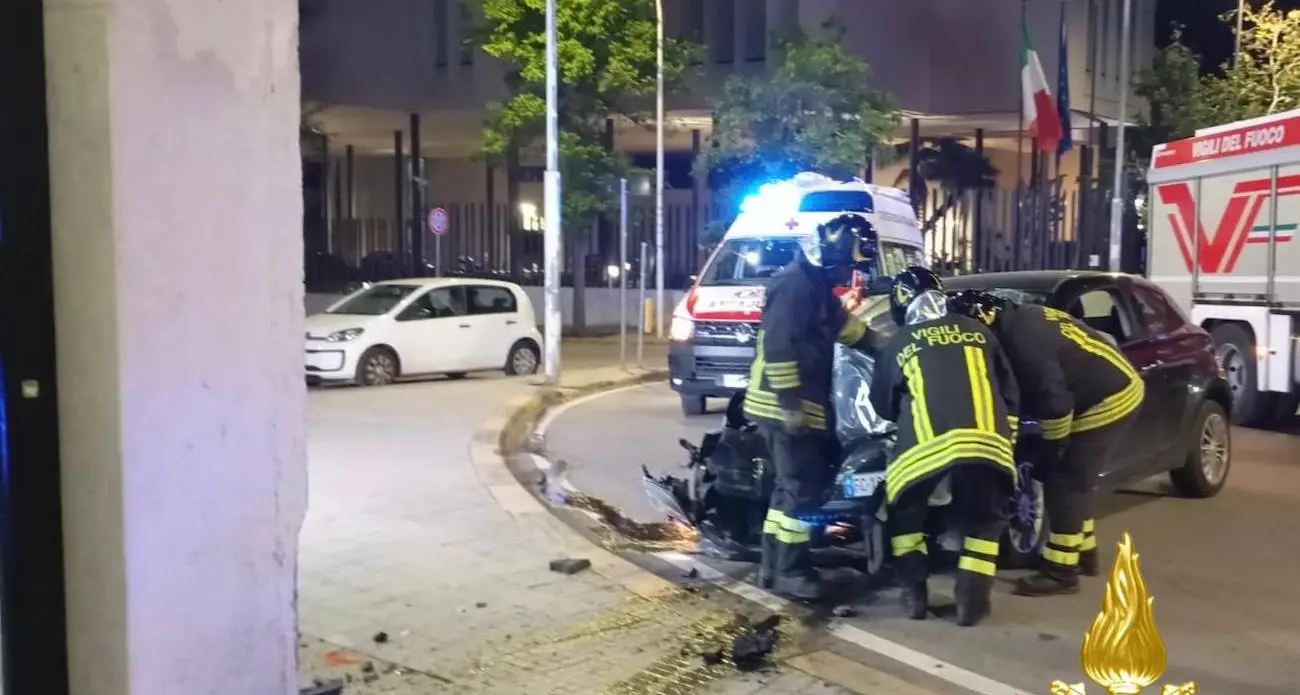 Perde il controllo dell'auto e finisce contro la vetrina di un negozio a Sassari