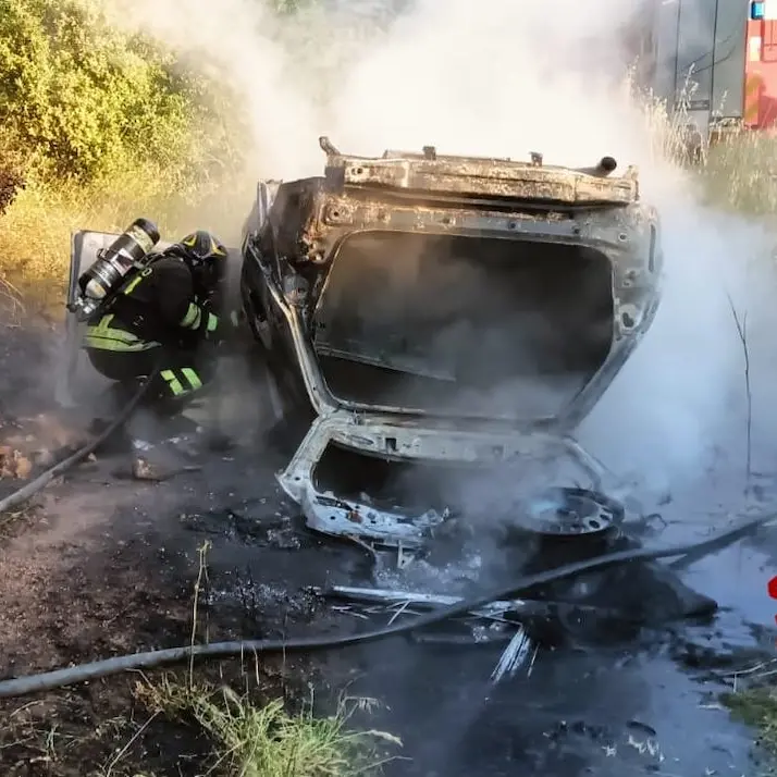 Auto finisce fuori strada e prende fuoco tra Arzachena e Luogosanto, conducente in salvo