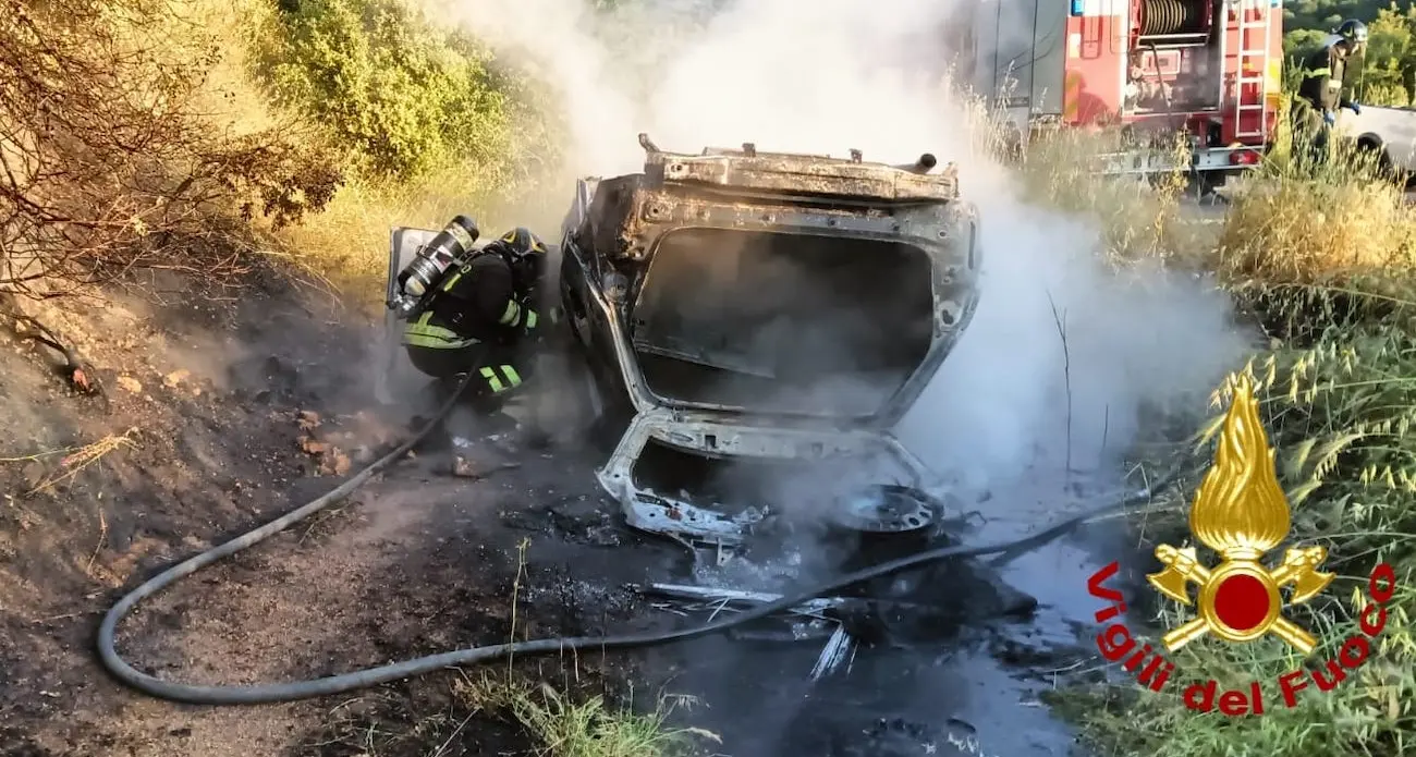 Auto finisce fuori strada e prende fuoco tra Arzachena e Luogosanto, conducente in salvo