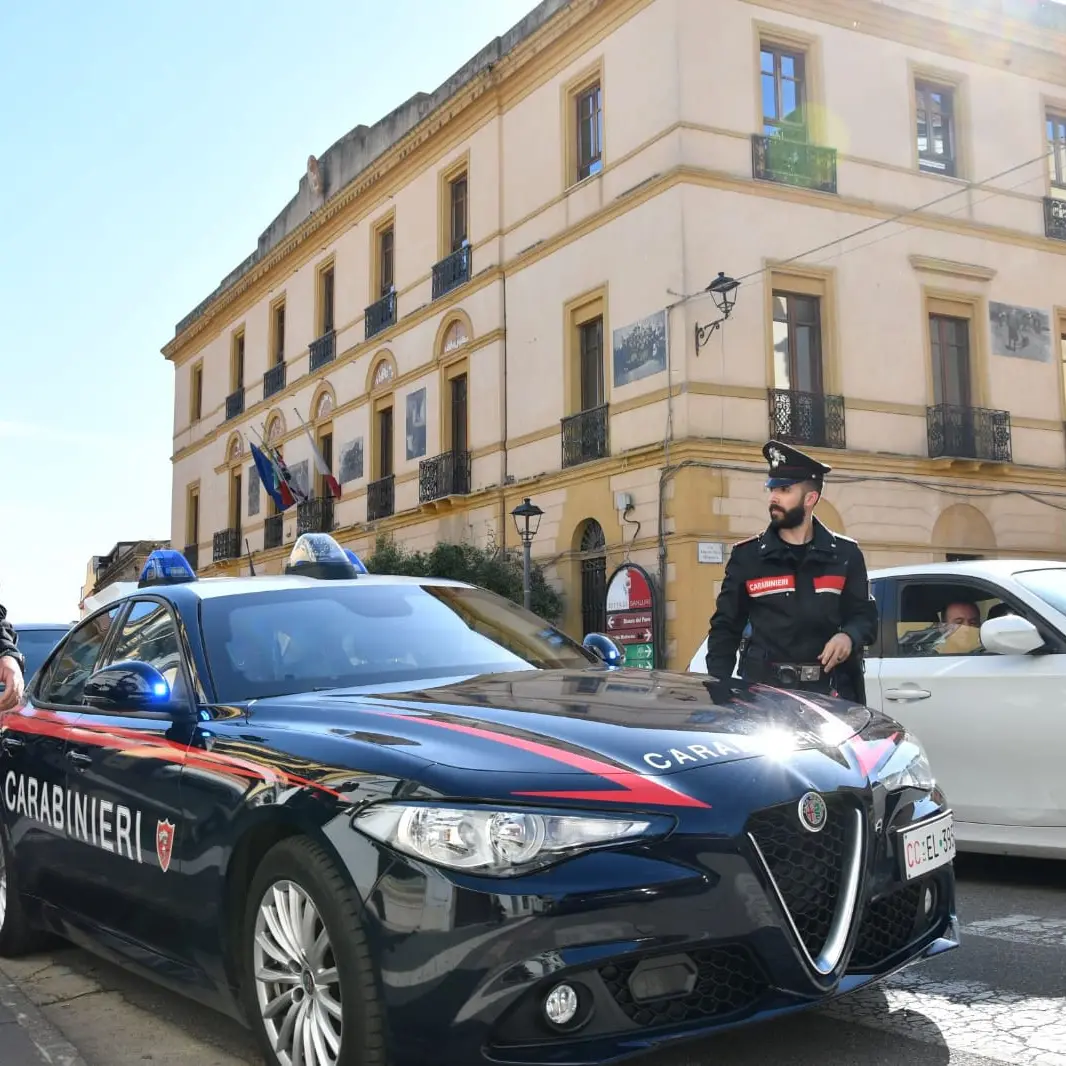 Allontanata per maltrattamenti a Selargius, reagisce contro i carabinieri: arrestata