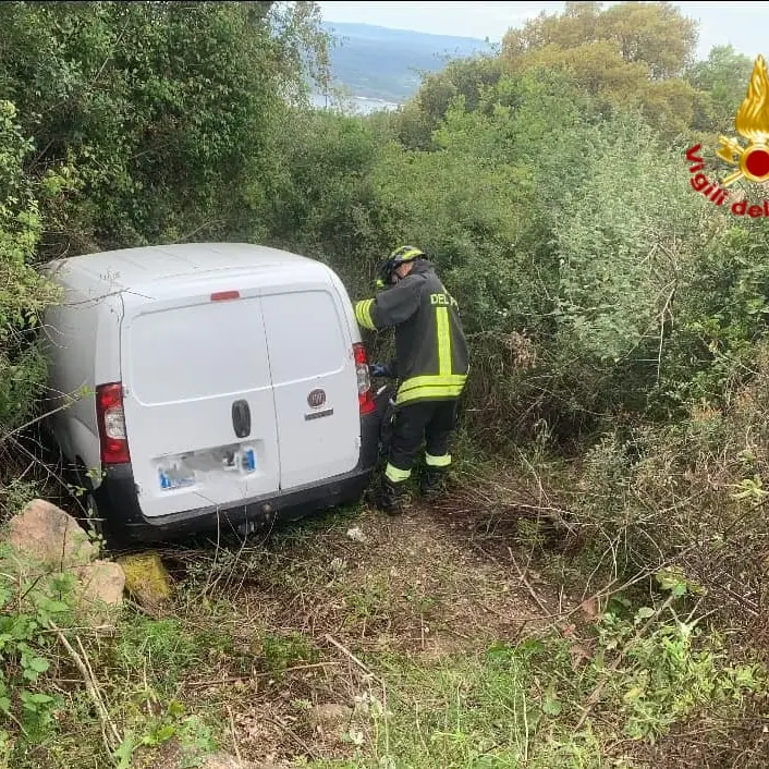 Scontro sulla SP15 vicino a Nughedu Santa Vittoria: Fiorino finisce fuori strada