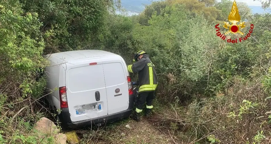 Scontro sulla SP15 vicino a Nughedu Santa Vittoria: Fiorino finisce fuori strada