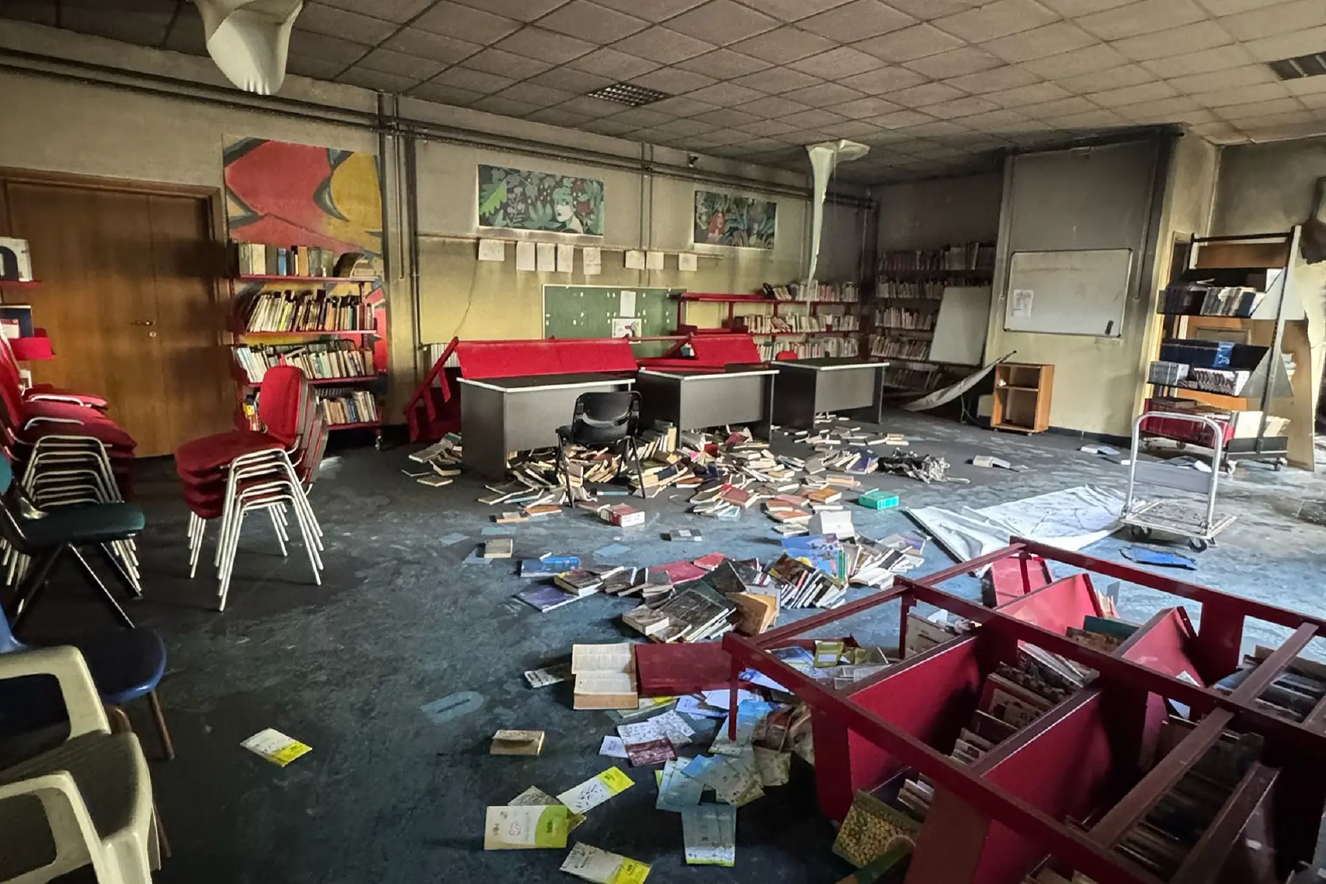 <p>I locali devastati in via Brianza</p>\\n