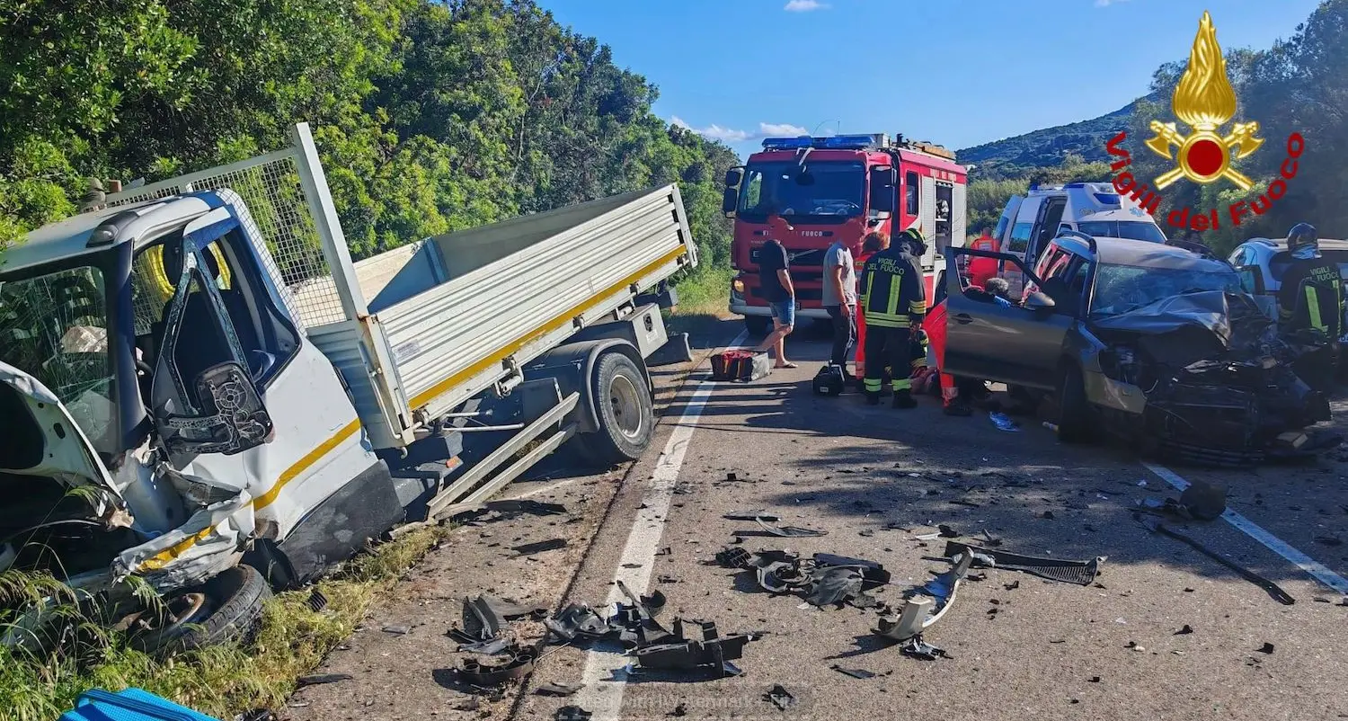 Scontro frontale tra auto e camioncino sulla Provinciale 73, due feriti