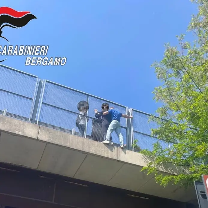 Carabiniere fuori servizio salva una donna dal suicidio: coraggio e umanità sulla Statale 42