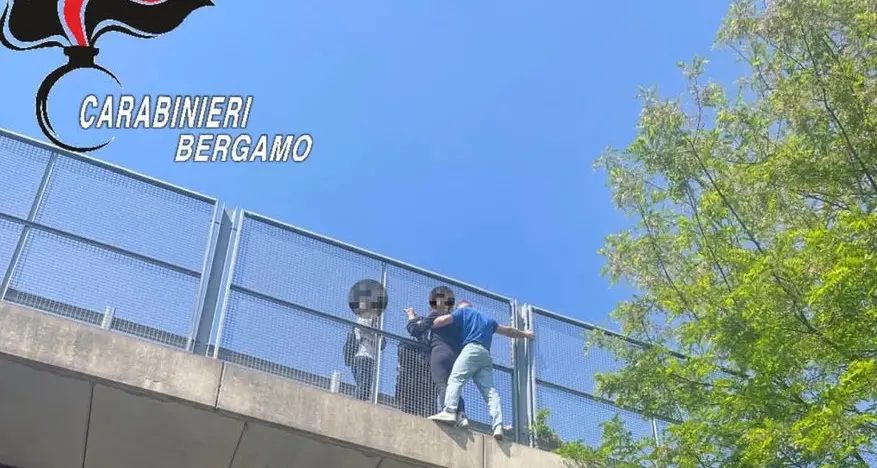 Carabiniere fuori servizio salva una donna dal suicidio: coraggio e umanità sulla Statale 42