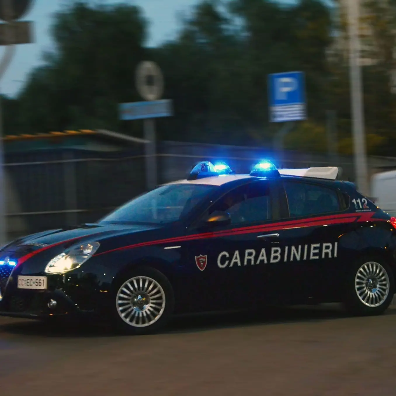 Vandali ubriachi a Muravera: portone della Stazione dei Carabinieri preso a martellate