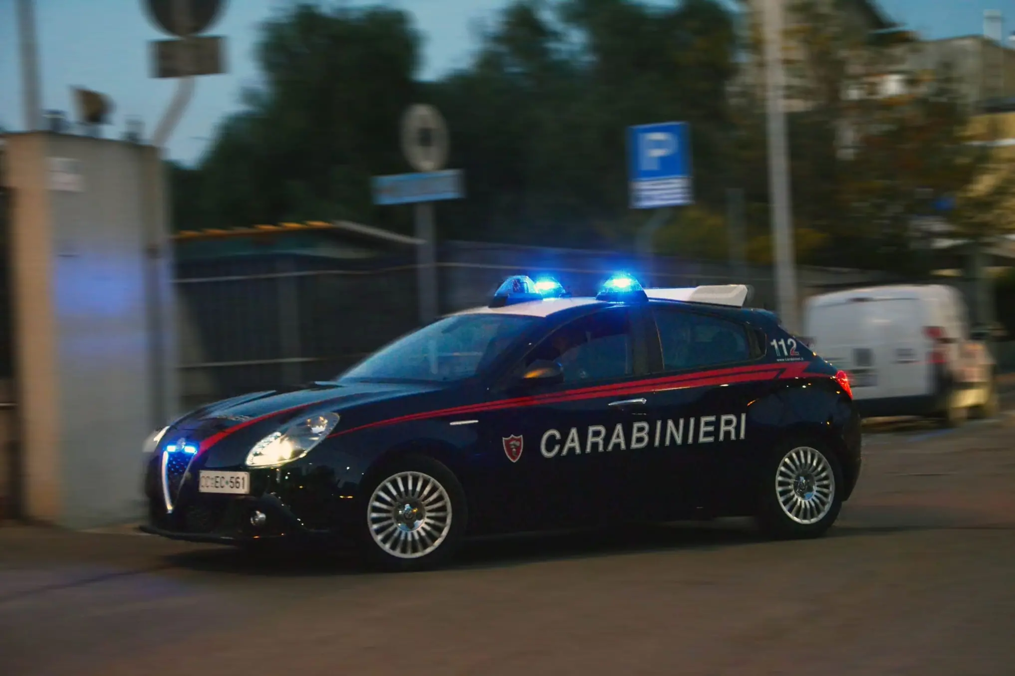 Vandali ubriachi a Muravera: portone della Stazione dei Carabinieri preso a martellate