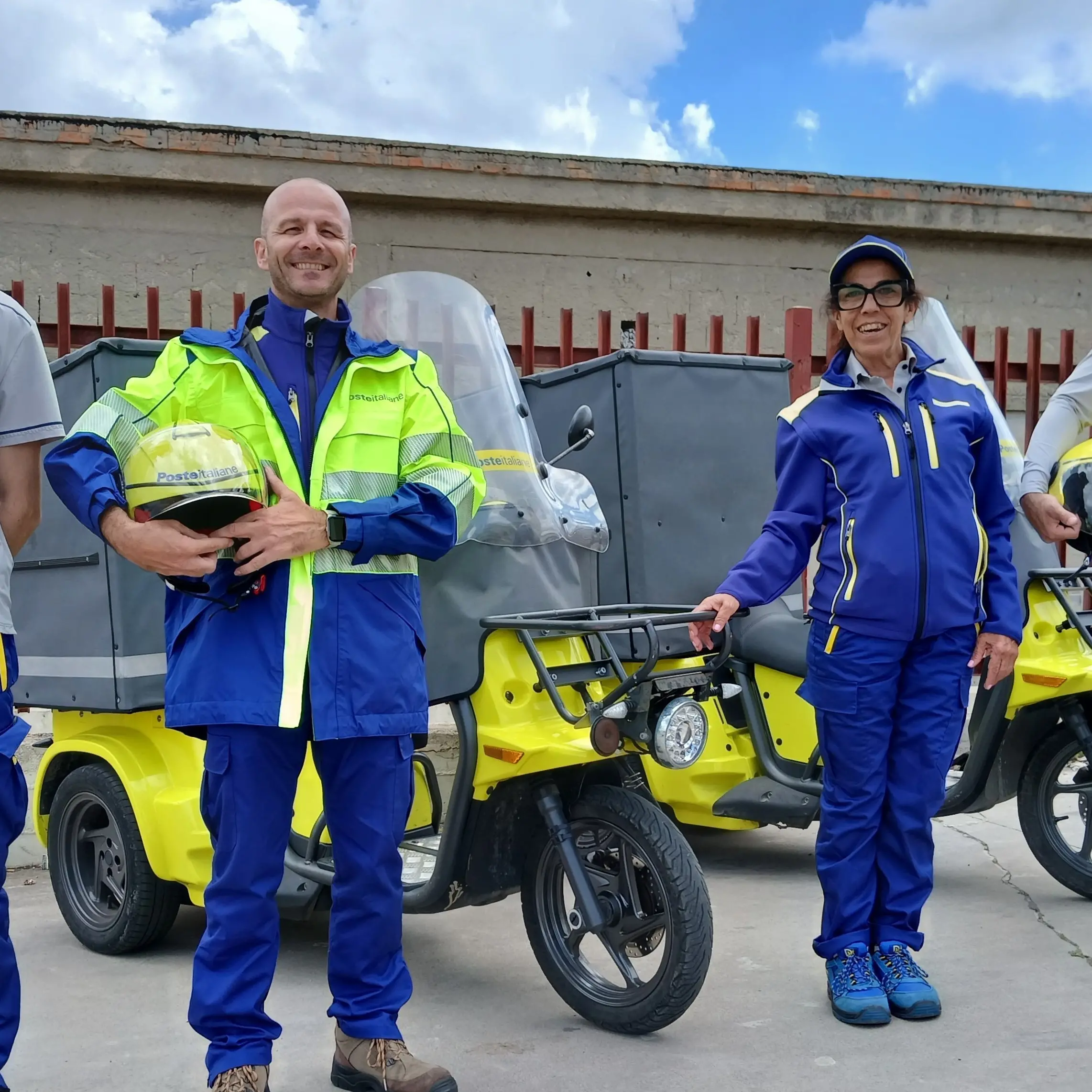 Nuovo look per i portalettere di Cagliari con le divise amiche dell'ambiente