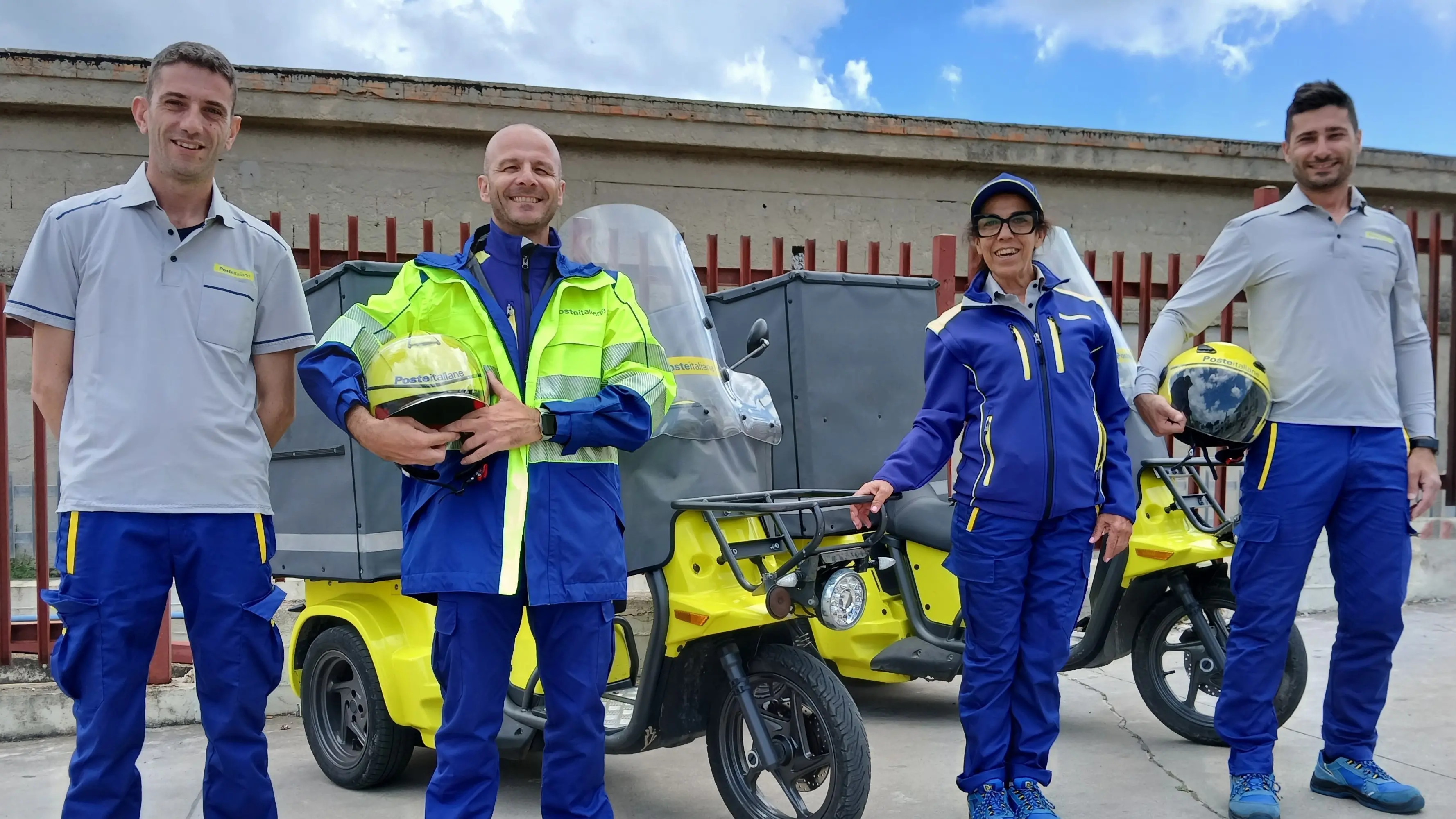 Nuovo look per i portalettere di Cagliari con le divise amiche dell'ambiente